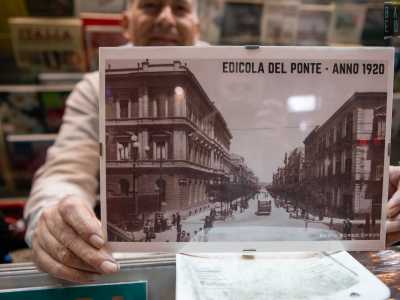 �Sono cresciuto tra la carta stampata�, ci dice mostrandoci con orgoglio delle foto degli anni 20 che ritraggono l�edicola ai suoi albori